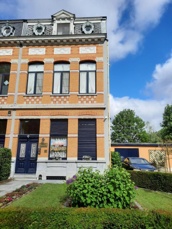 On Our Way To Antwerp, First Stop Mortsel Buitenkant foto